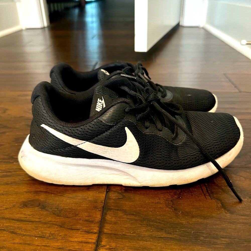 Nike Black Tennis Shoes